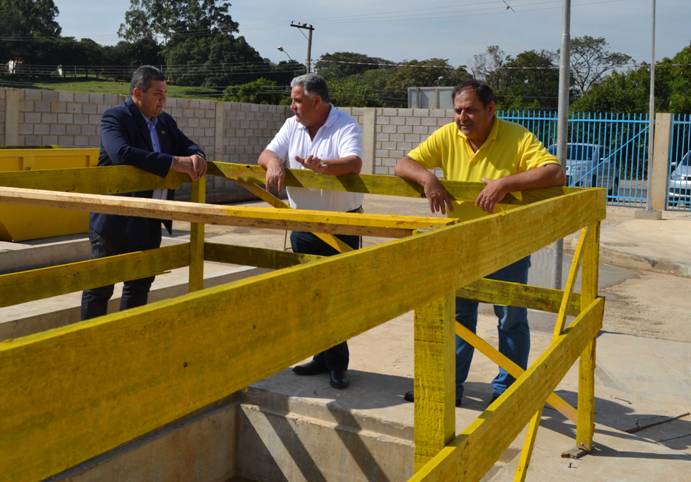 Everaldo, à esquerda, visitando obras da estação elevatória de esgotos do Jardim Moreira, junto com o gerente da Sabesp, Oswaldo, e o assessor parlamentar Norberto